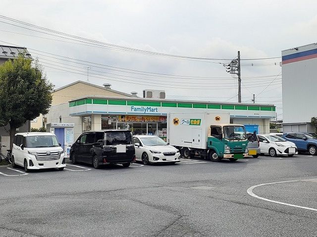 近くのファミリーマートさいたま芝原店まで600m(徒歩8分)