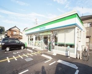 近くのファミリーマートまで350m（徒歩5分）