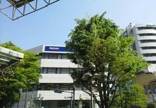 近くのみずほ銀行まで1,090m（徒歩14分）