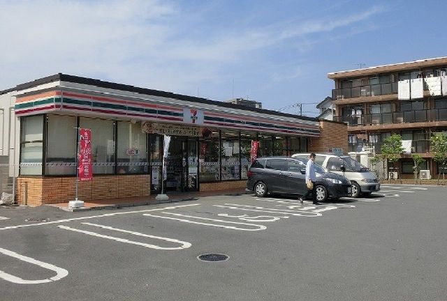 近くのセブンイレブンまで270m（徒歩4分）