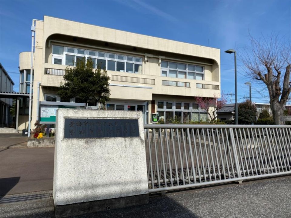 近くの新町センター・新町図書館まで590m(徒歩8分)