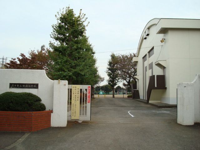 近くの日新小学校まで149m(徒歩2分)