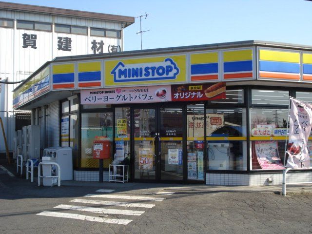 近くのミニストップ泉新橋店まで132m（徒歩2分）