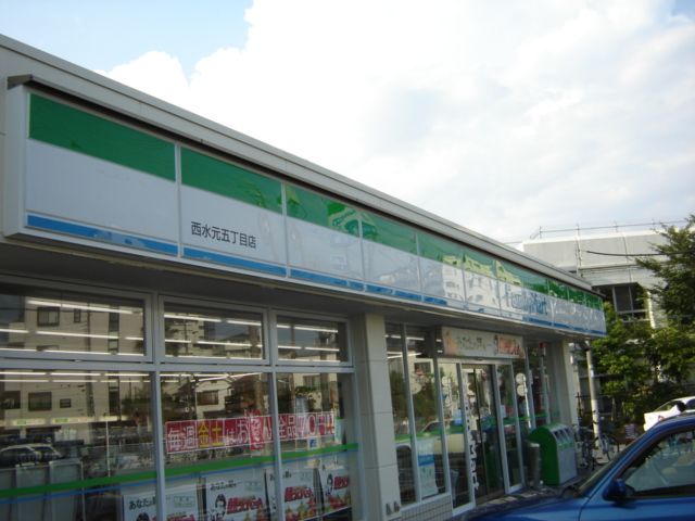 近くのファミリーマートまで680m（徒歩9分）