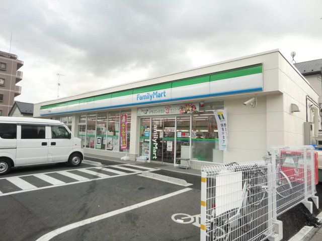 近くのファミリーマート長蔵店まで587m（徒歩8分）