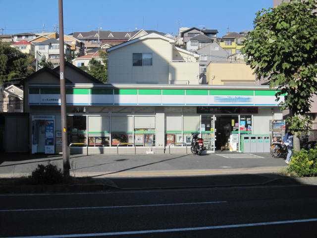 近くのファミリーマート三ツ沢上町駅前店まで935m(徒歩12分)