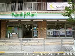 近くのファミリーマート高輪一丁目店まで105m（徒歩2分）
