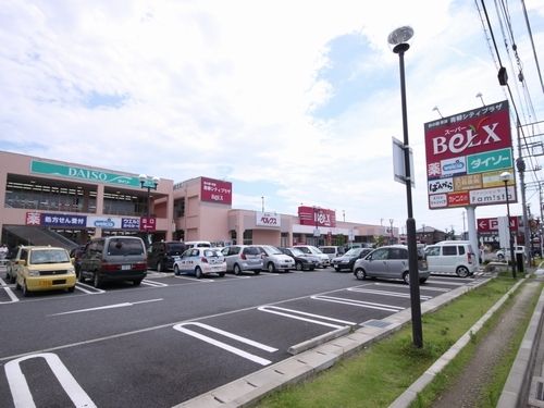 近くのスーパーベルクス、ダイソー(100円ショップ)、ウェルシア(薬局)徒歩8分まで630m(徒歩8分)