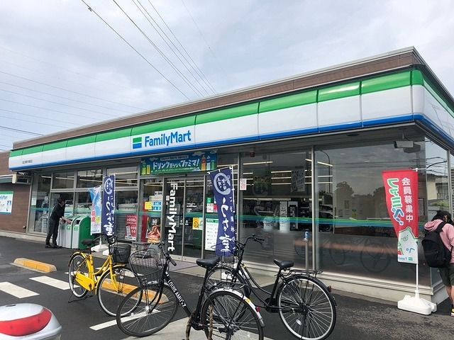 近くのファミリーマートまで60m(徒歩1分)
