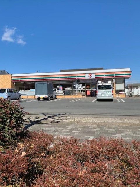 近くのセブンイレブン増戸店まで220m（徒歩3分）