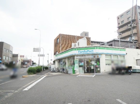 近くのファミリーマート 八尾高安町店まで416m（徒歩6分）