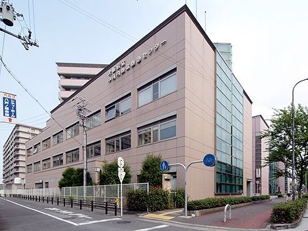 近くの大阪府立中河内救命救急センターまで563m（徒歩8分）