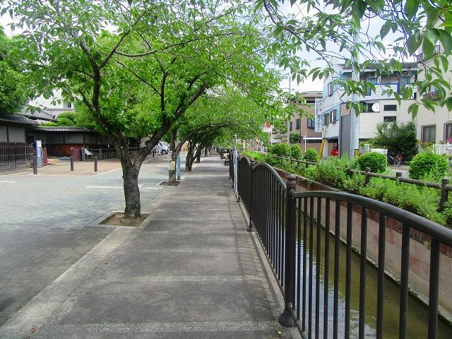 近くの長瀬川遊歩道まで738m（徒歩10分）