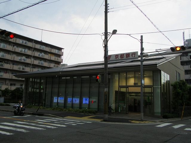 近くの京都銀行 東大阪支店まで100m（徒歩2分）