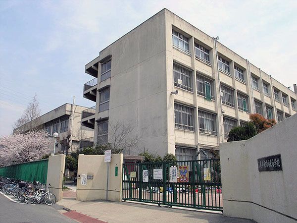 近くの八尾市立曙川東小学校まで1,078m（徒歩14分）