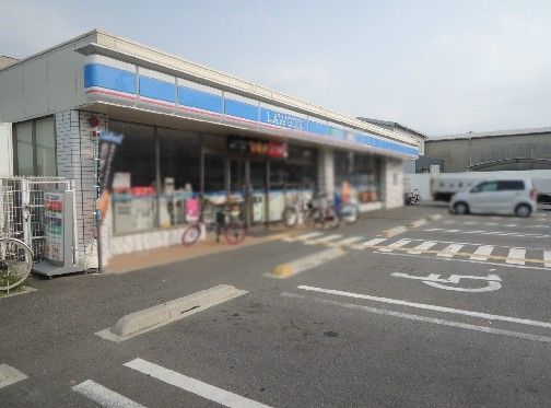 近くのローソン 八尾美園町四丁目店まで342m（徒歩5分）
