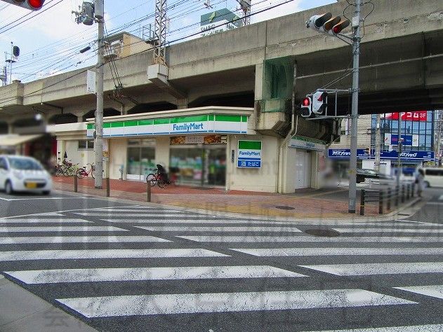 近くのファミリーマート 小阪駅前店まで694m（徒歩9分）