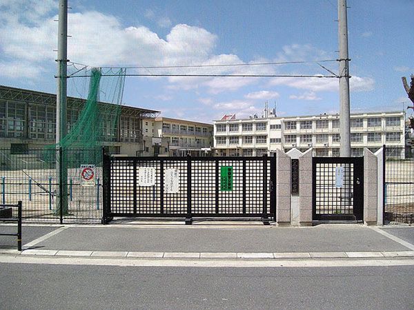 近くの八尾市立安中小学校まで453m（徒歩6分）