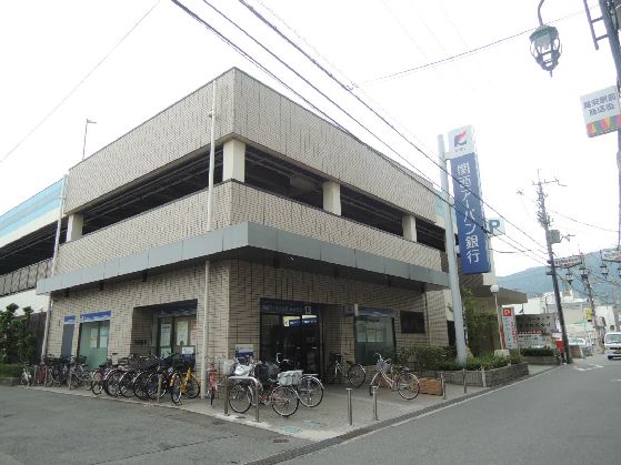 近くの関西アーバン銀行 高安支店まで72m（徒歩1分）