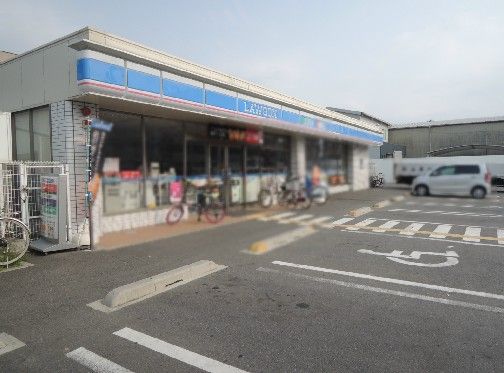 近くのローソン 八尾美園町四丁目店まで343m（徒歩5分）