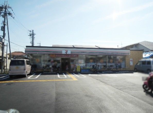 近くのセブンイレブン 近鉄高安駅西店まで589m（徒歩8分）