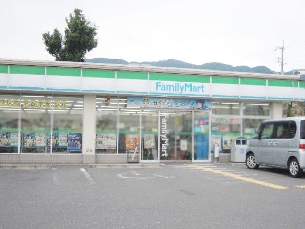 近くのファミリーマート 八尾郡川店まで510m（徒歩7分）