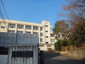 近くの柏原市立堅下北中学校まで1,127m（徒歩15分）