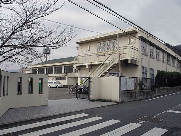 近くの南高安小学校まで740m（徒歩10分）