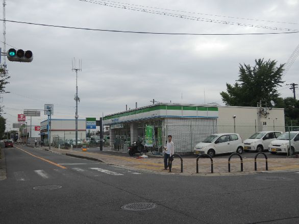 近くのファミリーマート 八尾高安一丁目店まで596m(徒歩8分)