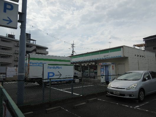 近くのファミリーマート 法善寺駅東店まで329m（徒歩5分）