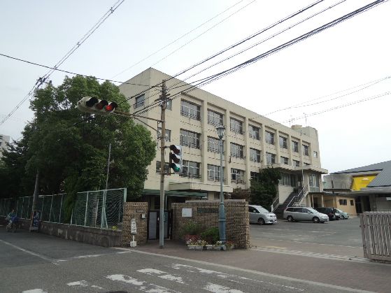 近くの柏原市立柏原中学校まで318m（徒歩4分）