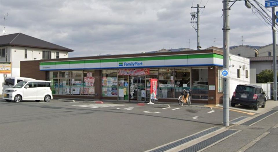 近くのファミリーマート 東大阪玉串町西店まで303m（徒歩4分）