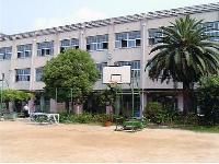 近くの摂陽中学校（平野西）まで1,100m（徒歩14分）