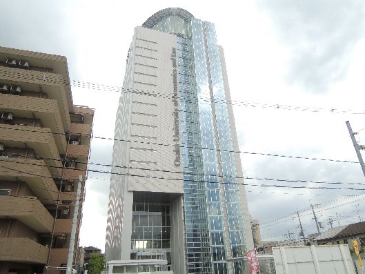 近くの私立大阪経済法科大学八尾駅前キャンパスまで111m（徒歩2分）