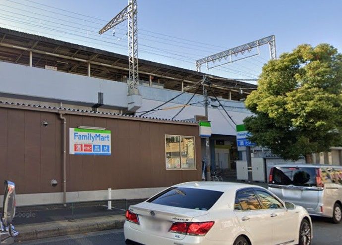 近くのファミリーマート 八戸ノ里駅東店まで586m（徒歩8分）