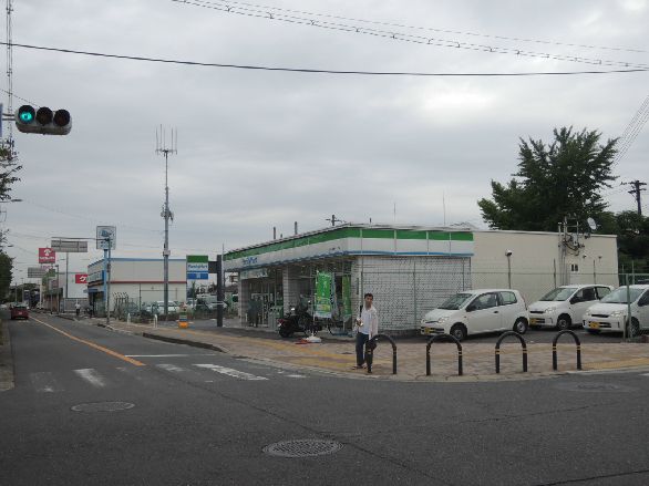 近くのファミリーマート 八尾高安一丁目店まで626m（徒歩8分）