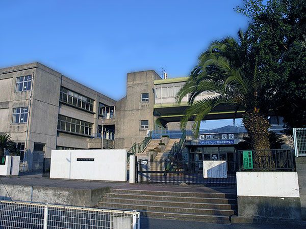 近くの八尾市立上之島中学校まで870m（徒歩11分）