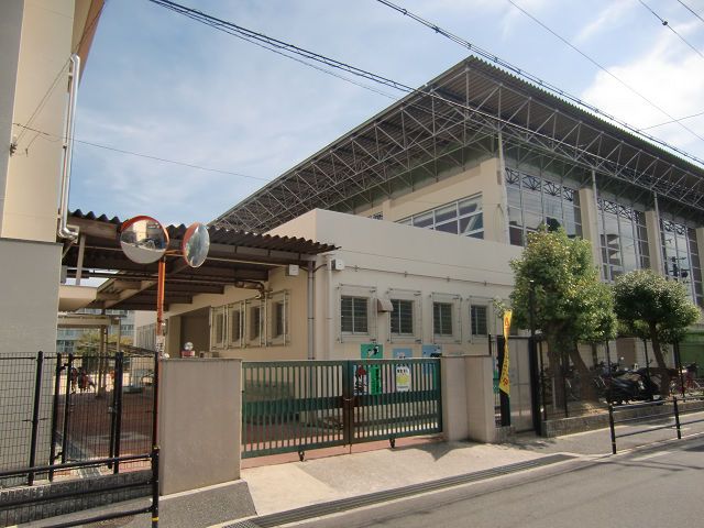 近くの安中小学校まで780m（徒歩10分）