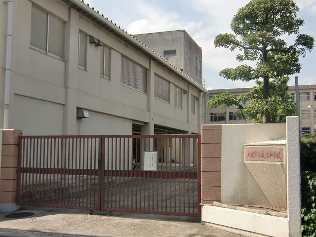 近くの成法中学校まで920m（徒歩12分）