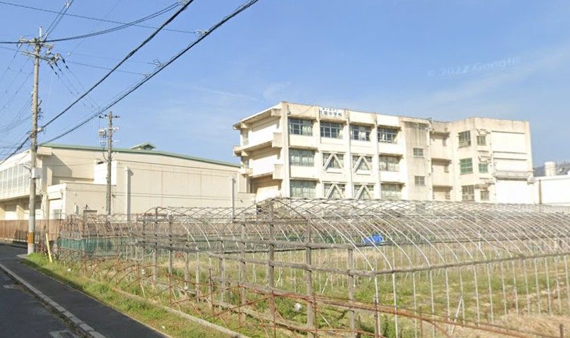 近くの東大阪市立花園中学校まで964m(徒歩13分)