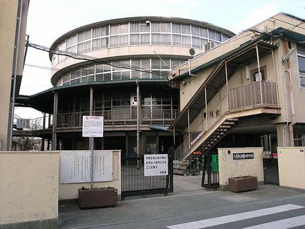 近くの曙川中学校まで500m(徒歩7分)