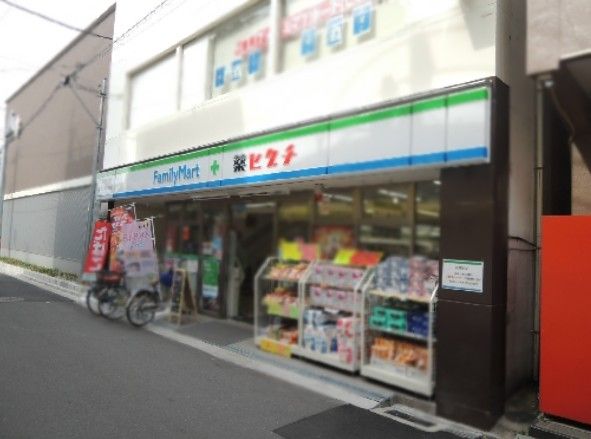 近くのファミリーマート 薬ヒグチ弥刀駅前店まで631m（徒歩8分）