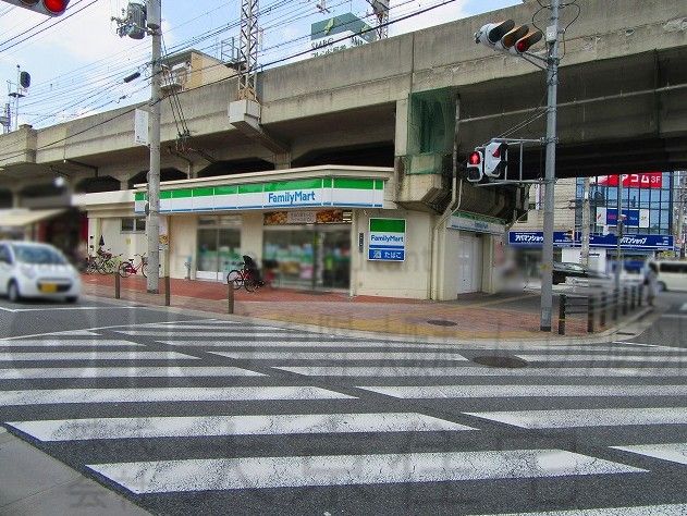 近くのファミリーマート 小阪駅前店まで713m（徒歩9分）