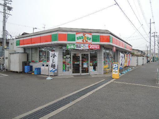 近くのサンクス 八尾東久宝寺店まで303m（徒歩4分）