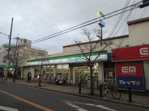 近くのファミリーマート 八尾安中町店まで265m（徒歩4分）