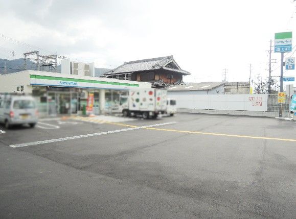 近くのファミリーマート 曙川東一丁目店まで205m（徒歩3分）