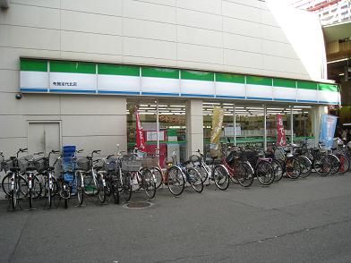 近くのファミリーマート 布施足代北店まで354m（徒歩5分）