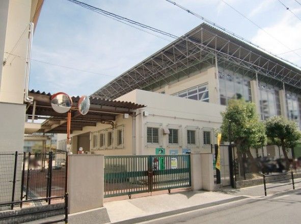 近くの八尾市立安中小学校まで553m(徒歩7分)