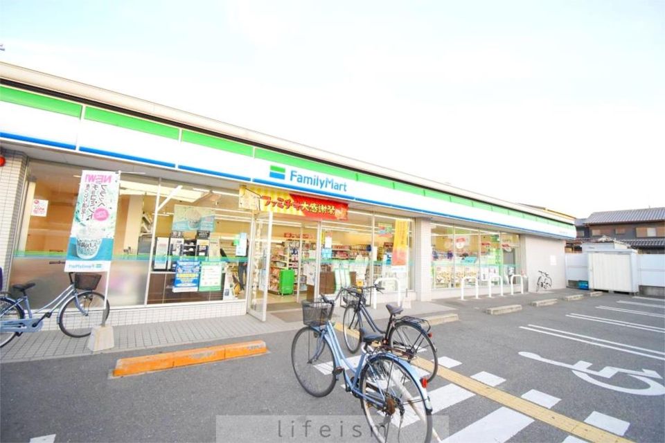 近くのファミリーマート 東大阪大蓮南四丁目店まで131m（徒歩2分）