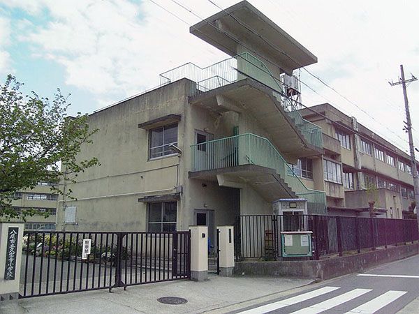 近くのローソンプラス 佐堂町三丁目店まで617m（徒歩8分）